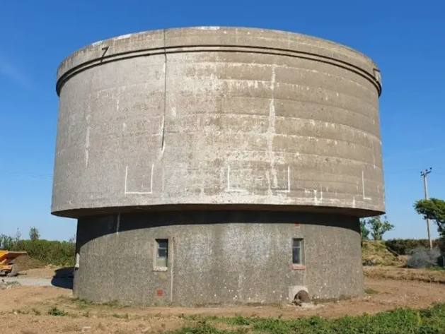 Man Sells Everything He Owns To Buy Abandoned Water Tank, Turns It Into A Sleek Home