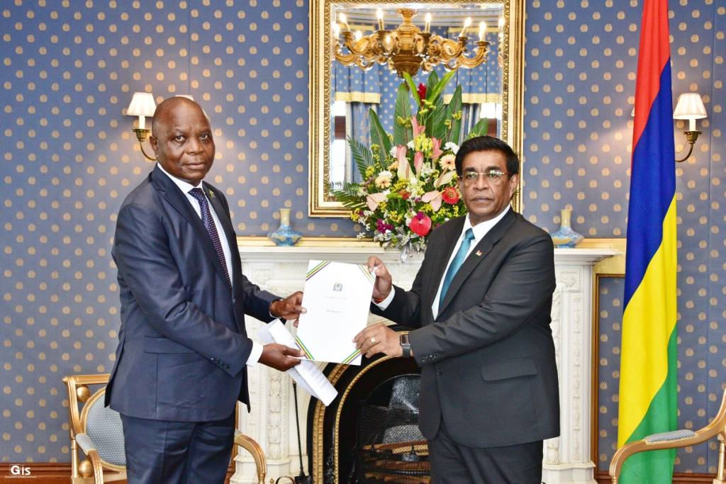 Tanzanian High Commissioner presents Letters of Credence to President Roopun