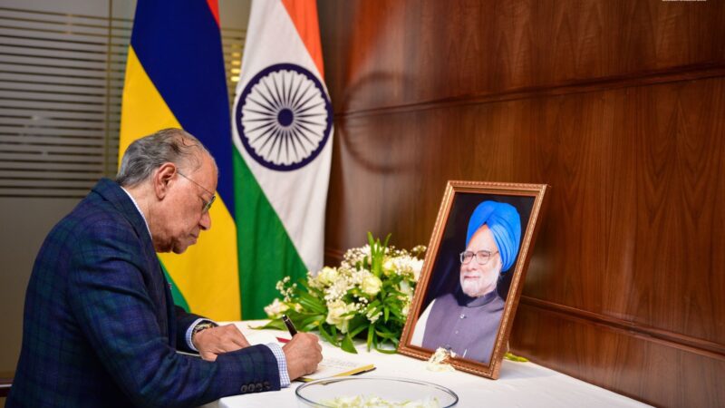 Prime Minister Ramgoolam signs Condolence Book following demise of former Indian Prime Minister, Dr Manmohan Singh