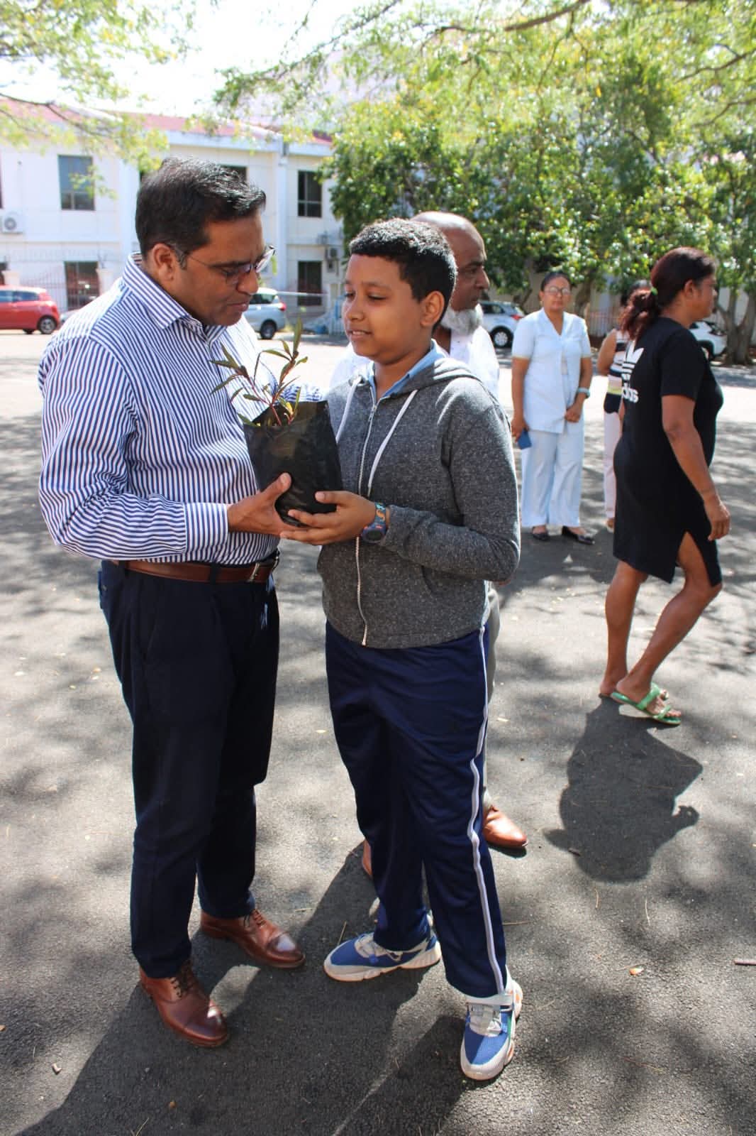 Dr Farhad distributed medicinal plants