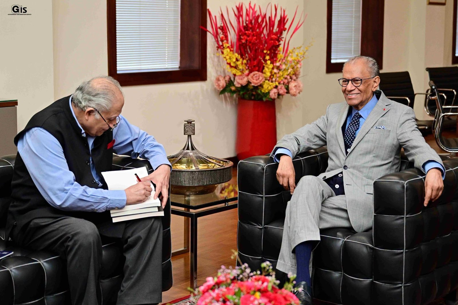 Shiv Khera meets Prime Minister Ramgoolam